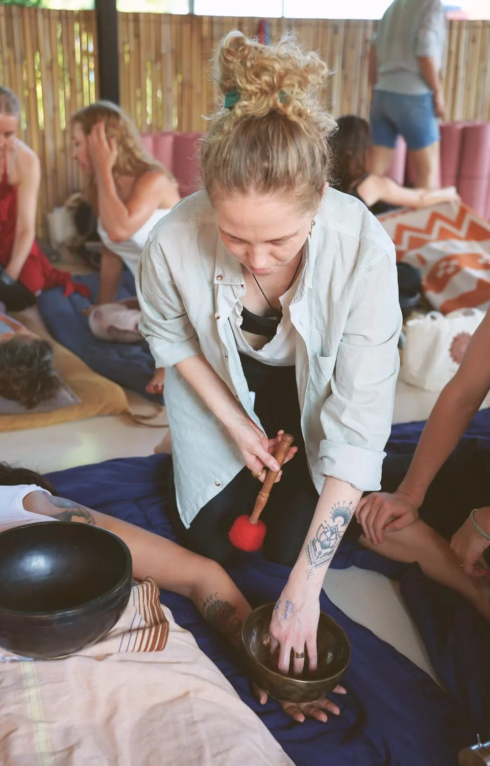 Anna legt während einer Session Klangschalen auf den Körper